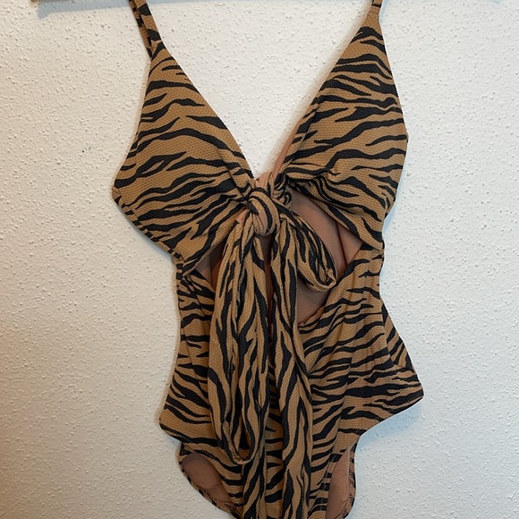 Aerie Tiger Animal Print One Piece Swim Suit Size Medium - Picture 2 of 4